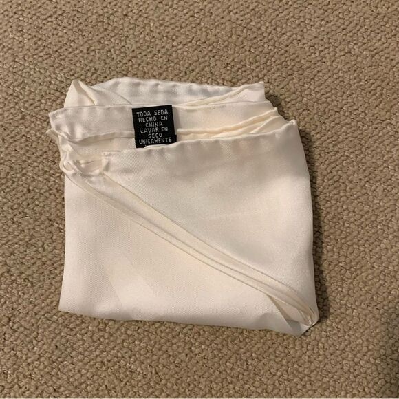 Two: Christian Dior Men’s Neck Ties. Red/Blue Paisley. 100% silk. Pocket scarf. - Picture 11 of 13